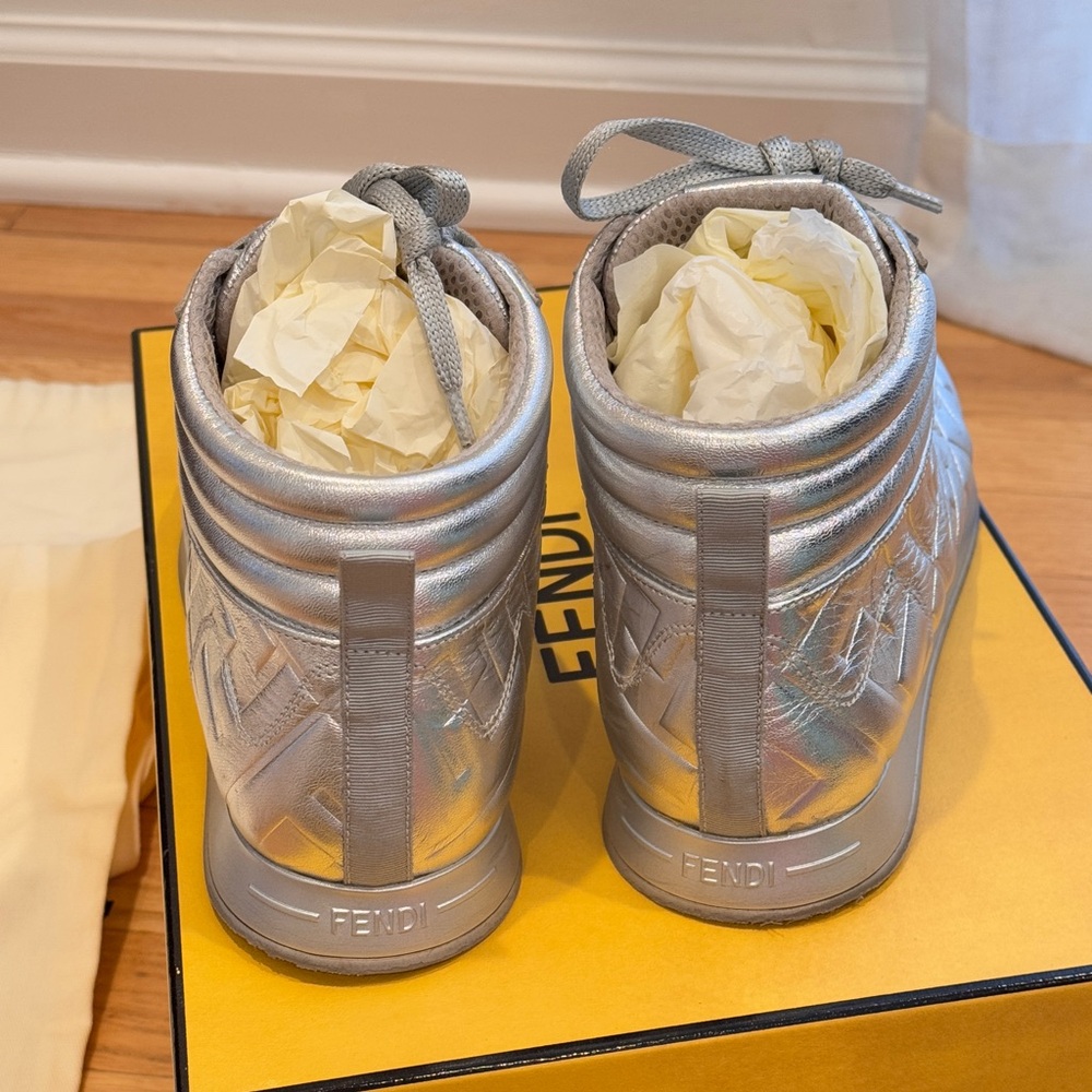FENDI Metallic Nappa
MacroFFEmbossedHigh‎ Top Sneakers
38 Silver - Picture 9 of 12